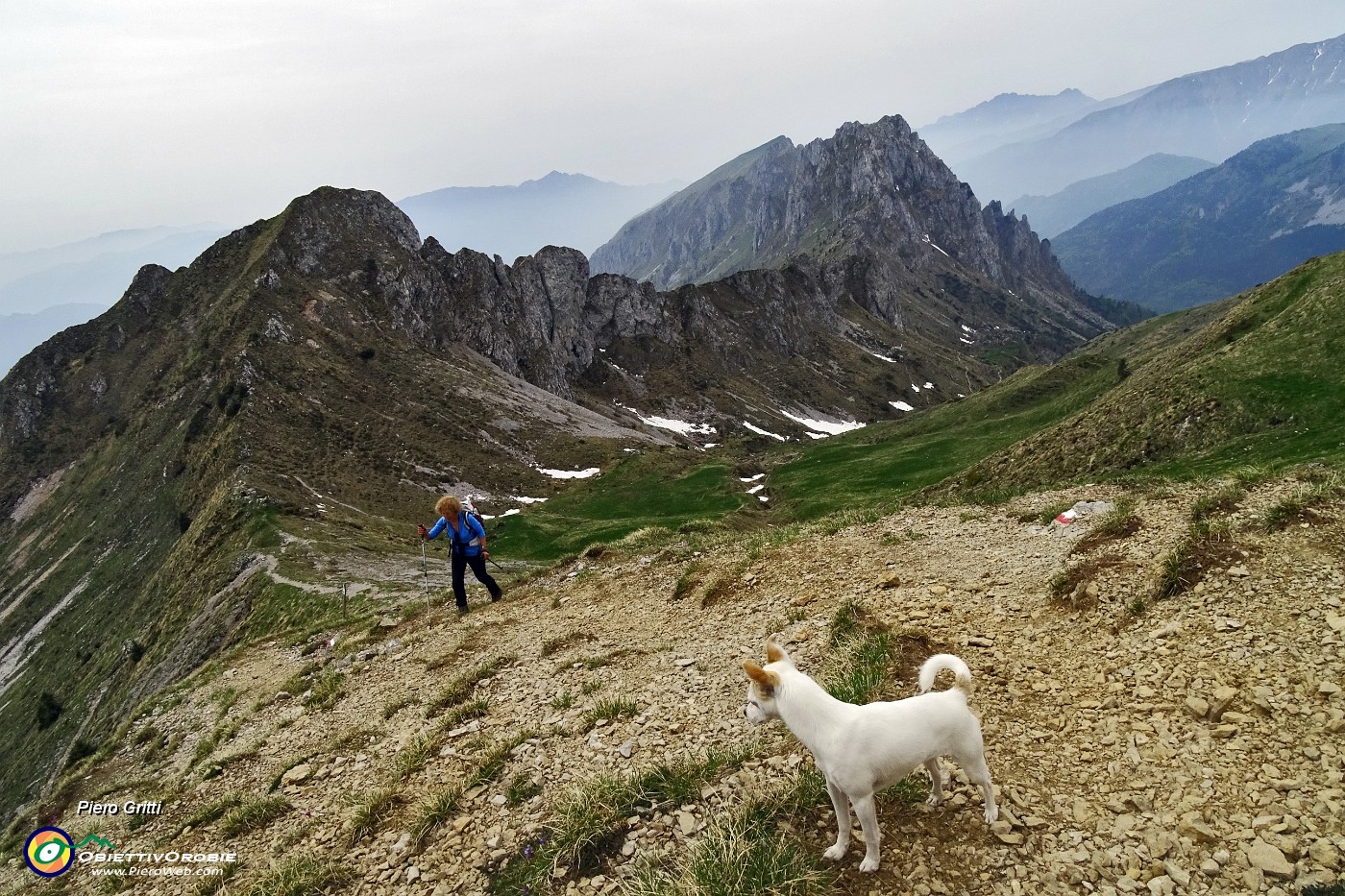 46 Salendo al Signore dei ghiaioni  vista alle spalle su Pizzo Olone e Cime di Bares.JPG -                                